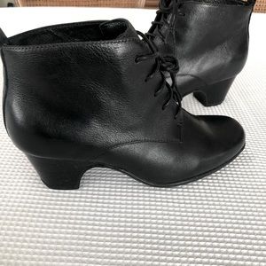 Clarks Women’s Lace Up Active Air Ankle Booties size 5M